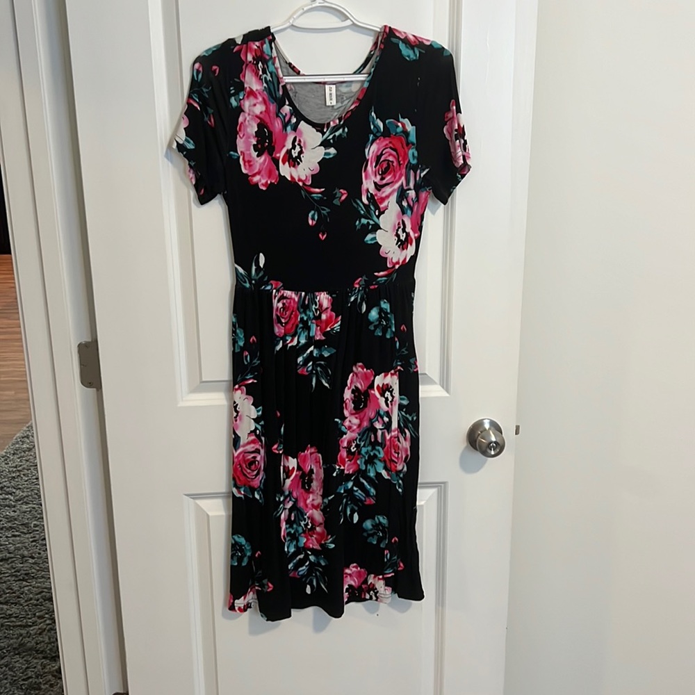 Black Floral Short-Sleeve dress
